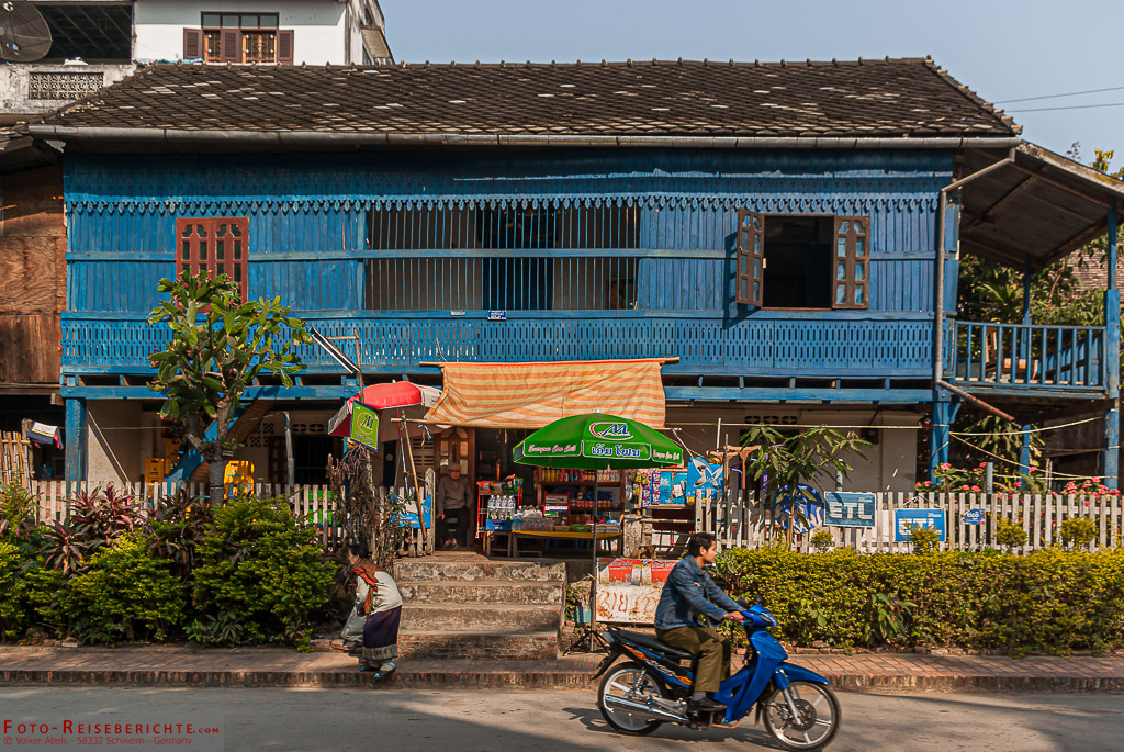 Blaues Holzhaus in Luang Prabang - Laos © Volker Abels Balues Holzhaus in Lunag Prabang