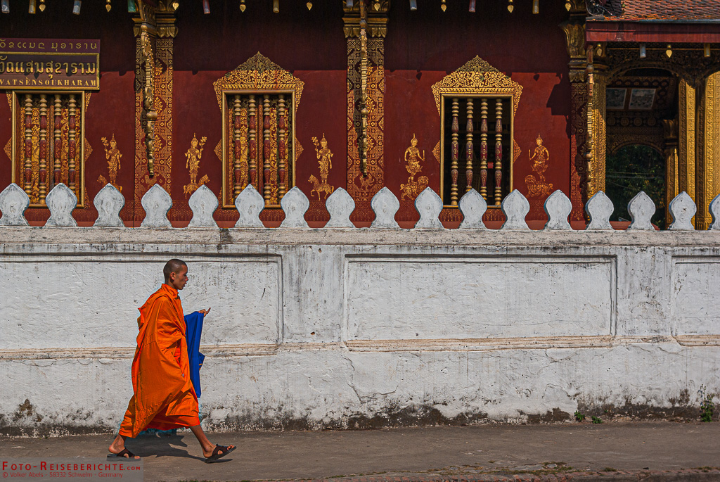 Mönch vor einem Tempel in Luang Prabnag Mönch vor einem Tempel
