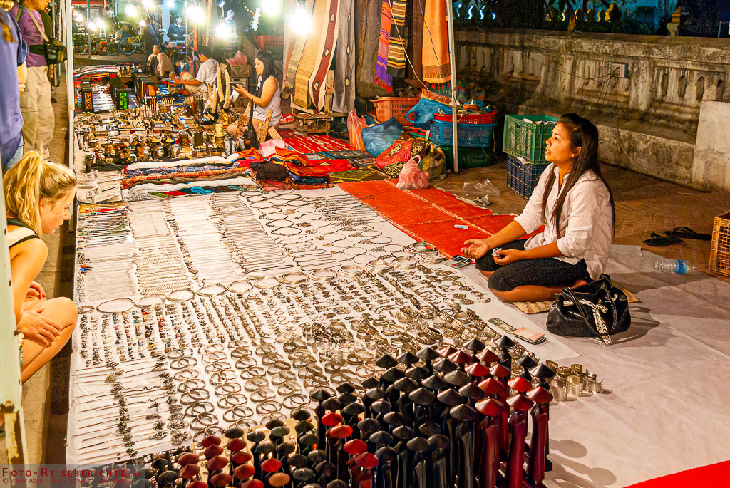 Stand auf dem Nachtmarkt in Luang Prabang Stand auf dem Nachtmarkt in Luang Prabang