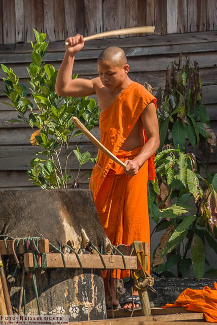 Trommelnder Mönch in Luang Prabang - Laos © Volker Abels- www.foto-reiseberichte.com
