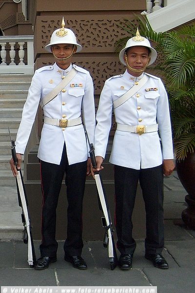 Der längste Städtename der Welt 1 Wachen am Königspalast in Bangkok © Prasit Kong-In