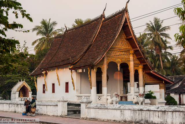 Laos - Luang Prabang - 2 Frauen warten an einem Tempel auf die Mönchsspeisung © Volker Abels Laos – Luang Prabang – 2 Frauen warten an einem Tempel auf die Mönchsspeisung © Volker Abels - www.foto-reiseberichte.com