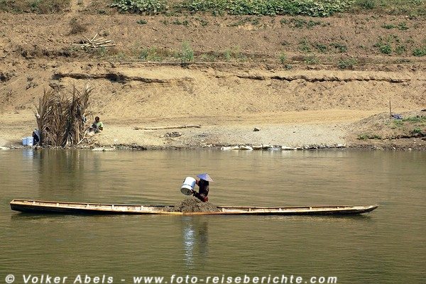 Sandgewinnung am Khan-Fluss bei Luang Prabang - Laos © Volker Abels Sandgewinnung am Khan-Fluss bei Luang Prabang - Laos © Volker Abels