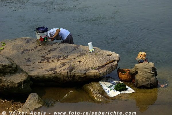 Frau beim Reinigen der Flussalgen - Khan-Fluss bei Luang Prabang - Laos © Volker Abels Frau beim Reinigen der Flussalgen - Khan-Fluss bei Luang Prabang - Laos © Volker Abels