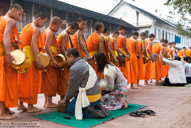 Laos - Mönchsspeisung in Luang Prabang 1 Laos-–-Luang-Prabang-–-Mönche-empfangen-ihre-Gaben-©-Volker-Abels-www.foto-reiseberichte.com-01.jpg