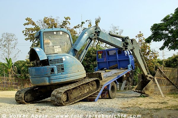 Bagger lädt sich auf LKW © Volker Abels Bagger lädt sich auf LKW © Volker Abels