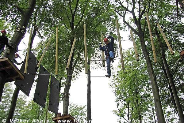 Klettern im Kletterpark Wetter - Balance - © Ploenphit Abels Klettern im Kletterpark Wetter - Balance - © Ploenphit Abels