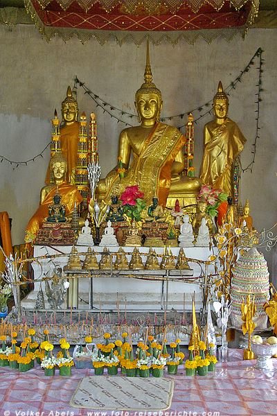 Buddha Statuen am Tempel auf dem Berg Phousi in Luang Prabang - Laos © Volker Abels