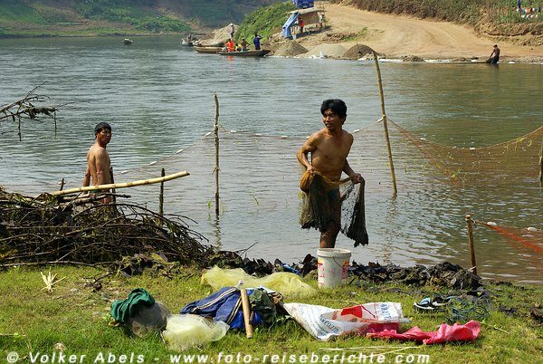 Fischer am Khan-Fluss bei Luang Prabang - Laos © Volker Abels Fischer am Khan-Fluss bei Luang Prabang - Laos © Volker Abels
