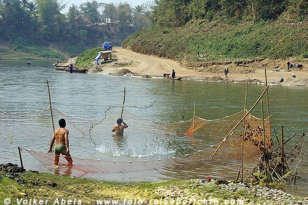 Fischer am Khan-Fluss bei Luang Prabang - Laos © Volker Abels Fischer am Khan-Fluss bei Luang Prabang - Laos © Volker Abels