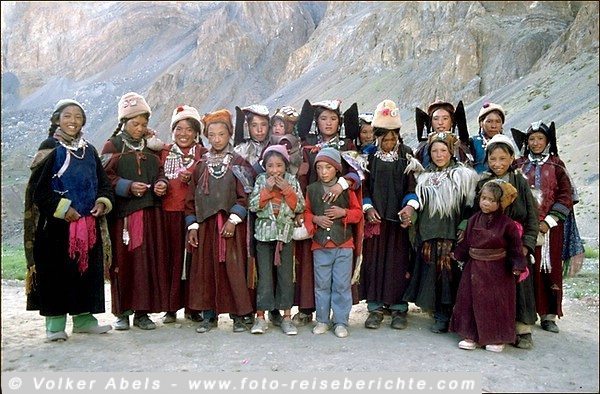 Frauen und Kinder in Ladakh, hier kommt Polyandrie (Vielmännerei) vor © Volker Abels Eine Frau mit mehreren Männer verheiratet - Frauen und Kinder in Ladakh, hier kommt Polyandrie (Vielmännerei) vor © Volker Abels