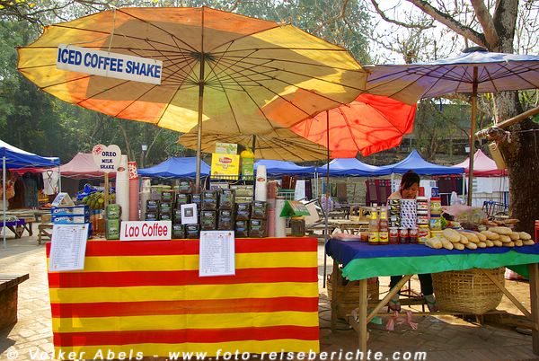 Frischen Kaffee und Baguette auf einem Markt in Luang Prabang - Laos © Volker Abels