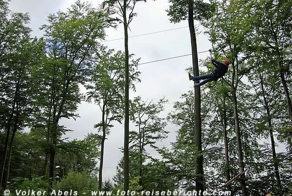 Klettern im Kletterpark Wetter - am Stahlseil - © Ploenphit Abels Klettern im Kletterpark Wetter - an der Kletterwand - am Stahlseil - © Ploenphit Abels