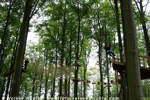 Klettern im Kletterpark Wetter - am Stahlseil - © Ploenphit Abels Klettern im Kletterpark Wetter - an der Kletterwand - am Stahlseil - © Ploenphit Abels