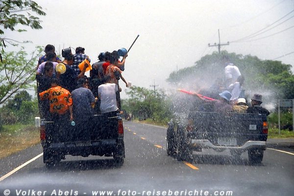 Manchmal ist der Spaß auch gefährlich - Wasserschlacht bei voller Fahrt - Songkran in Chiang Mai - Thailand © Volker Abels Manchmal ist der Spaß auch gefährlich - Wasserschlacht bei voller Fahrt - Songkran in Chiang Mai - Thailand © Volker Abels