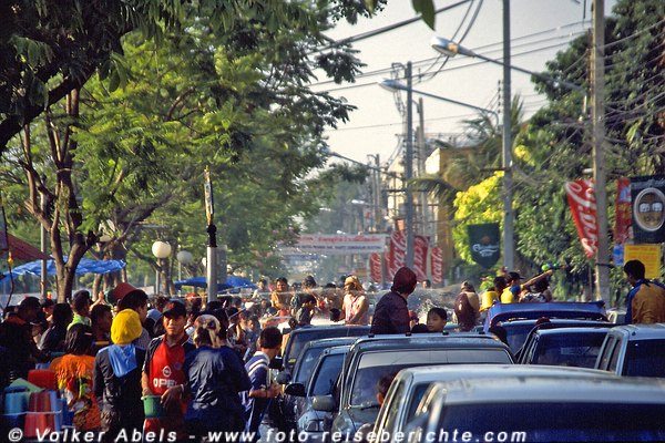 Stau in der City - Songkran Fest in Chiang Mai - Thailand © Volker Abels Stau in der City - Songkran Fest in Chiang Mai - Thailand © Volker Abels