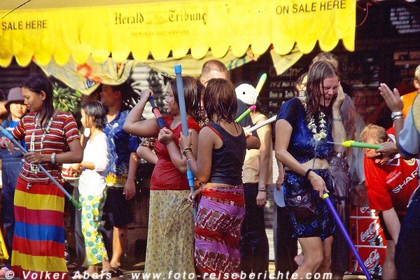 Auch Ausländer machen mit - Songkran in Chiang Mai - Thailand © Volker Abels Auch Ausländer machen mit - Songkran in Chiang Mai - Thailand © Volker Abels