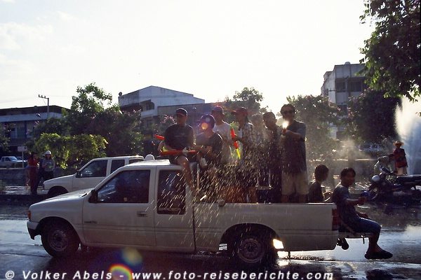 Auch Fotografen sind nicht sicher - Songkran Fest in Chiang Mai - Thailand © Volker Abels Auch Fotografen sind nicht sicher - Songkran Fest in Chiang Mai - Thailand © Volker Abels