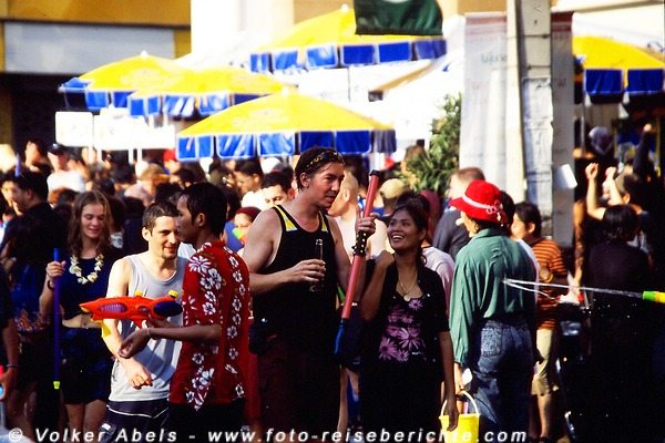 Auch Ausländer machen mit - Songkran in Chiang Mai - Thailand © Volker Abels Auch Ausländer machen mit - Songkran in Chiang Mai - Thailand © Volker Abels