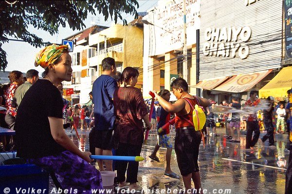 Wasserspritzen ist anstrengend, eine kleine Pause tut gut - Songkran in Chiang Mai - Thailand © Volker Abels Wasserspritzen ist anstrengend, eine kleine Pause tut gut - Songkran in Chiang Mai - Thailand © Volker Abels
