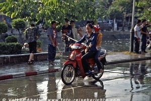 Mopedfahrerin während des Songkran-Festes in Chiang Mai - Thailand © Volker Abels