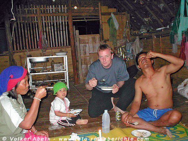 Abendessen bei einer Familie in einem Bergdorf, Thailand nördlich von Chiang Mai © foto-reisebrichte.com Abendessen bei einer Familie in einem Bergdorf, Thailand nördlich von Chiang Mai © foto-reisebrichte.com