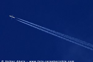 Flugzeug hinterlässt Kondensstreifen © Volker Abels