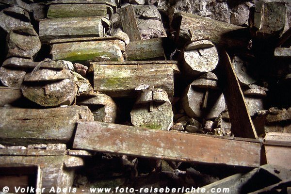Särge in einer Höhle bei Sagada auf Luzon - Philippinen © Volker Abels Särge in einer Höhle bei Sagada auf Luzon - Philippinen © Volker Abels