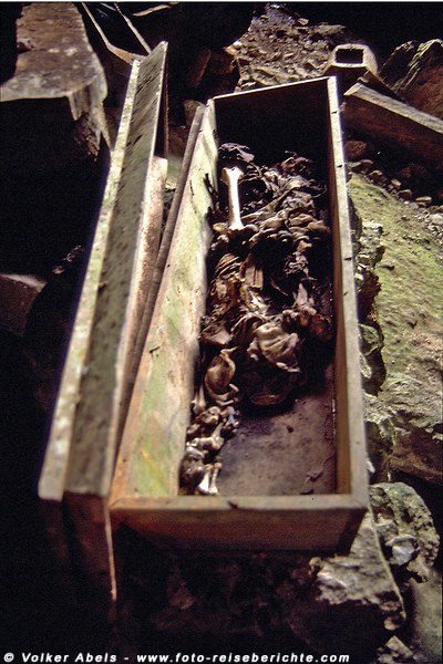 Geöffneter Sarg in einer Höhle bei Sagada auf Luzon - Philippinen © Volker Abels Geöffneter Sarg in einer Höhle bei Sagada auf Luzon - Philippinen © Volker Abels