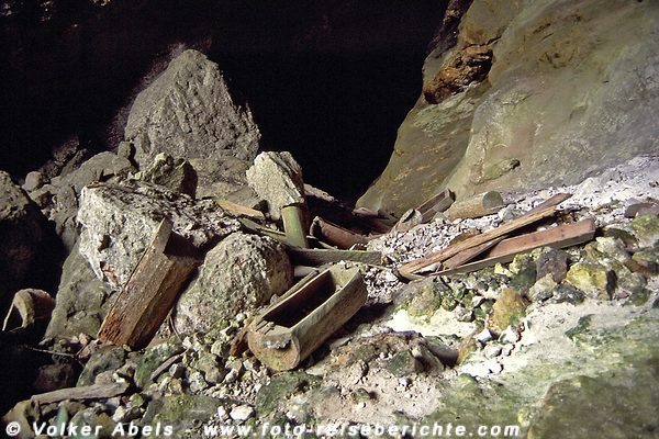 Zerstörte Särge in einer Höhle bei Sagada auf Luzon - Philippinen © Volker Abels Zerstörte Särge in einer Höhle bei Sagada auf Luzon - Philippinen © Volker Abels