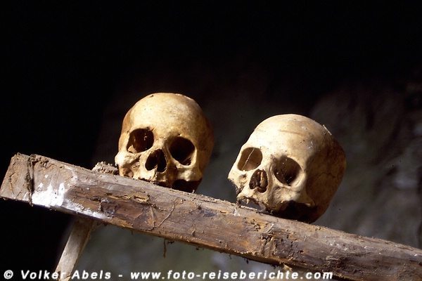 ZerstörteZwei Schädel in einer Höhle bei Sagada auf Luzon - Philippinen © Volker Abels ZerstörteZwei Schädel in einer Höhle bei Sagada auf Luzon - Philippinen © Volker Abels