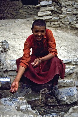 Karma, der junge Mönch aus Lamayuru - Ladakh - Indien © Volker Abels Karma, der junge Mönch aus Lamayuru - Ladakh - Indien © Volker Abels