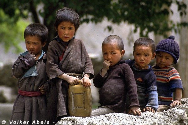 Kinder in einem Dorf in der Nähe von Lamayuru © Volker Abels Kinder in einem Dorf in der Nähe von Lamayuru © Volker Abels