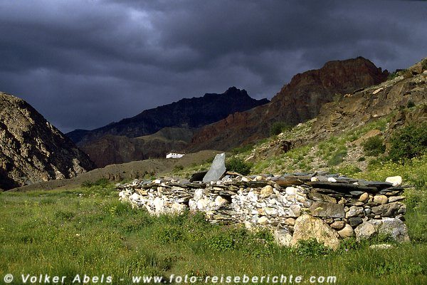 Eine Manimauer, wie man sie überall in Ladakh und Zanskar findet. © Volker Abels