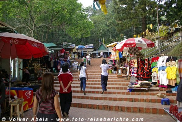 Am Fuß des Wat Phrathat Doi Suthep - Chiang Mai © Volker Abels Am Fuß des Wat Phrathat Doi Suthep - Chiang Mai © Volker Abels