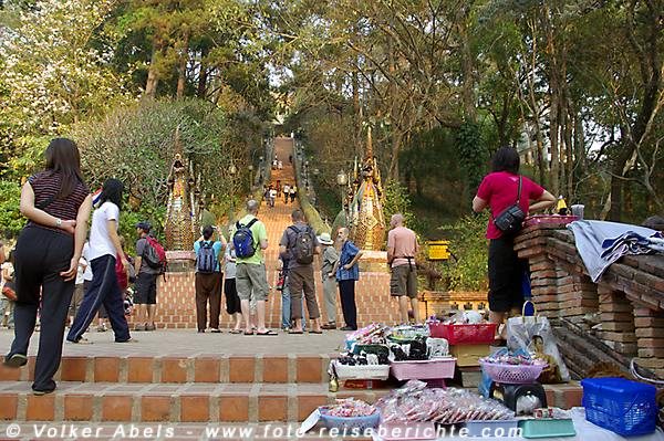 Am Fuß des Wat Phrathat Doi Suthep - Chiang Mai © Volker Abels Am Fuß des Wat Phrathat Doi Suthep - Chiang Mai © Volker Abels