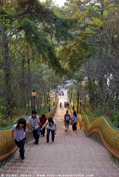 Aufstieg zum Wat Phrathat Doi Suthep - Chiang Mai © Volker Abels Aufstieg zum Wat Phrathat Doi Suthep - Chiang Mai © Volker Abels