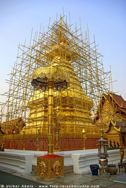 Der goldverzierten Cheddi Phrathat, der leider in diesem Jahr mit einem Gerüst zu Restaurierung umgeben war - Chiang Mai © Volker Abels Der goldverzierten Cheddi Phrathat, der leider in diesem Jahr mit einem Gerüst zu Restaurierung umgeben war - Chiang Mai © Volker Abels