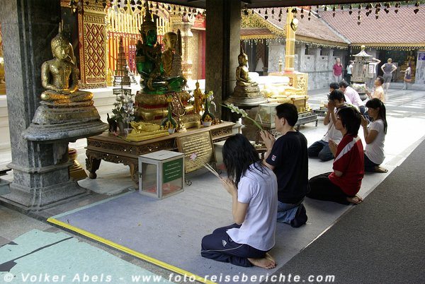 Buddhisten im Gebet - Wat Phrathat Doi Suthep, Chiang Mai © Volker Abels Buddhisten im Gebet - Wat Phrathat Doi Suthep, Chiang Mai © Volker Abels
