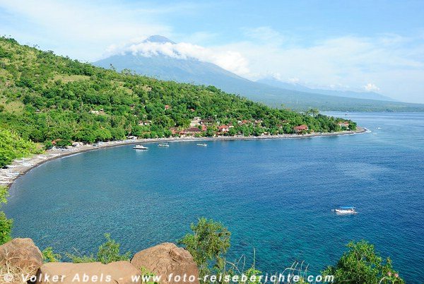 Amed, gemütliches Fischerdorf in Bali Der Vulkan Gunung Agung ist immer präsent - © Gerhard Zirkel Amed, gemütliches Fischerdorf in Bali Der Vulkan Gunung Agung ist immer präsent - © Gerhard Zirkel