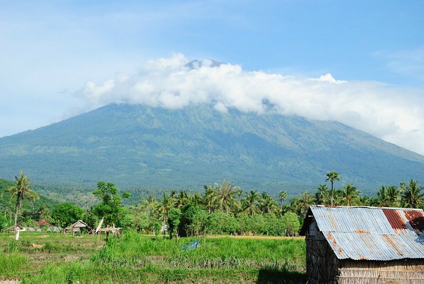 Amed, gemütliches Fischerdorf in Bali Der Vulkan Gunung Agung ist immer präsent © Gerhard Zirkel Amed, gemütliches Fischerdorf in Bali Der Vulkan Gunung Agung ist immer präsent © Gerhard Zirkel