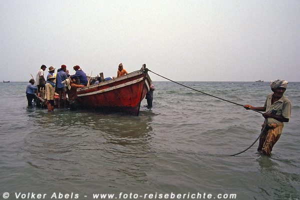Andere Fischer müssen ihr Boot bis an den Strand ziehen - Malaysia bei Kuantan © Volker Abels Andere Fischer müssen ihr Boot bis an den Strand ziehen - Malaysia bei Kuantan © Volker Abels