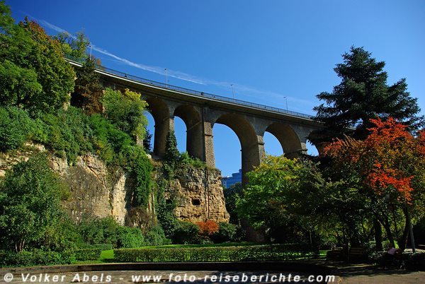 Blick auf die Adolphe Brücke - Luxemburg © Volker Abels Blick auf die Passerelle Brücke - Luxemburg © Volker Abels