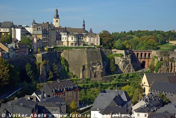 Blick auf die Corniche mit Häusern der Altstadt und die St. Michaelskirche - Luxemburg © Volker Abels Blick auf die Corniche mit Häusern der Altstadt und die St. Michaelskirche - Luxemburg © Volker Abels