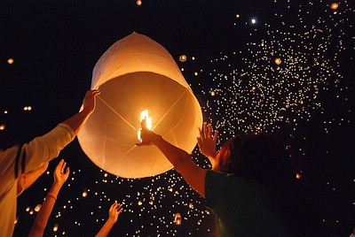 Loy Krathong/Yi Peng Fest in San Sai bei Chiang Mai © Takeaway (http://commons.wikimedia.org/wiki/User:Takeaway) Loy Krathong/Yi Peng Fest in San Sai bei Chiang Mai © Takeaway (http://commons.wikimedia.org/wiki/User:Takeaway)