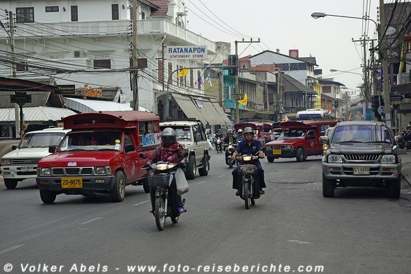 Thailand - Nachts in einer Polizeikontrolle 3 Mopeds im Straßenverkehr in Thailand © Volker Abels foto-reiseberichte.com