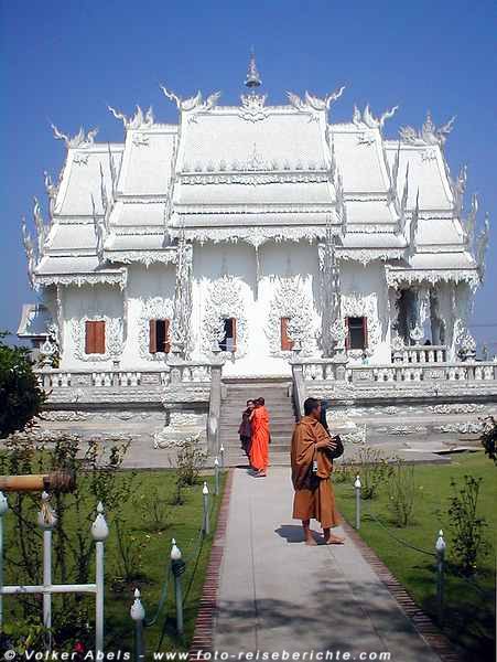 Mönche - "weißer Tempel von Chiang Rai" in Thailand © Volker Abels Mönche - "weißer Tempel von Chiang Rai" in Thailand © Volker Abels