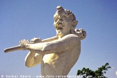 Wächter am "weißen Tempel von Chiang Rai" in Thailand © Volker Abels