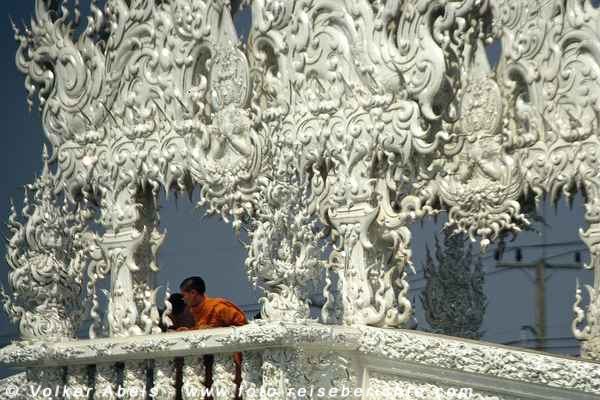Junger Mönch im "weißen Tempel von Chiang Rai" in Thailand © Volker Abels Junger Mönch im "weißen Tempel von Chiang Rai" in Thailand © Volker Abels