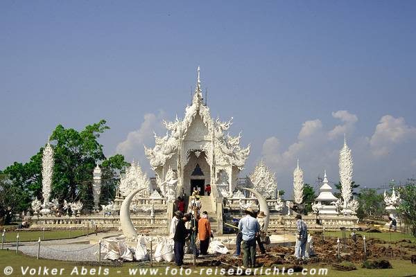 Gartenarbeiten am "weißen Tempel von Chiang Rai" in Thailand © Volker Abels Gartenarbeiten am "weißen Tempel von Chiang Rai" in Thailand © Volker Abels